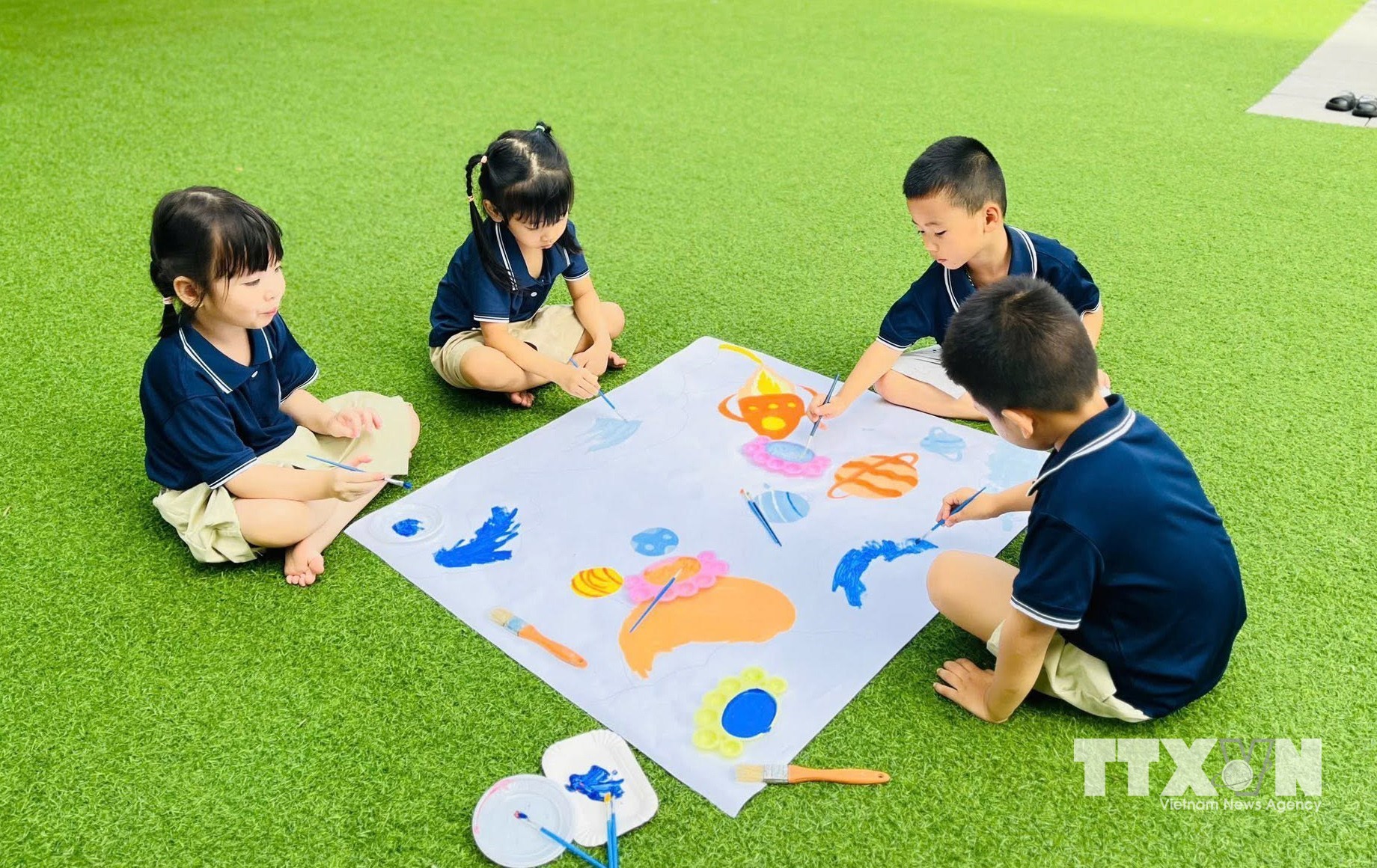 Kết hợp STEAM trong hoạt động giáo dục Mầm non tạo hứng thú cho trẻ ngay từ bậc học đầu đời. (Ảnh: Thu Hoài/TTXVN)
